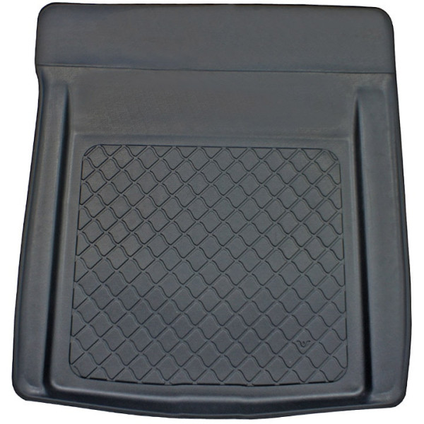 Rubber trunk mat Volvo S90 Mild Hybrid from 2016 (version with a tool set located in the trunk / not for Plug-in Hybrid)